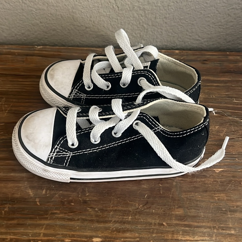 Converse black low top sneaker size 7 toddler